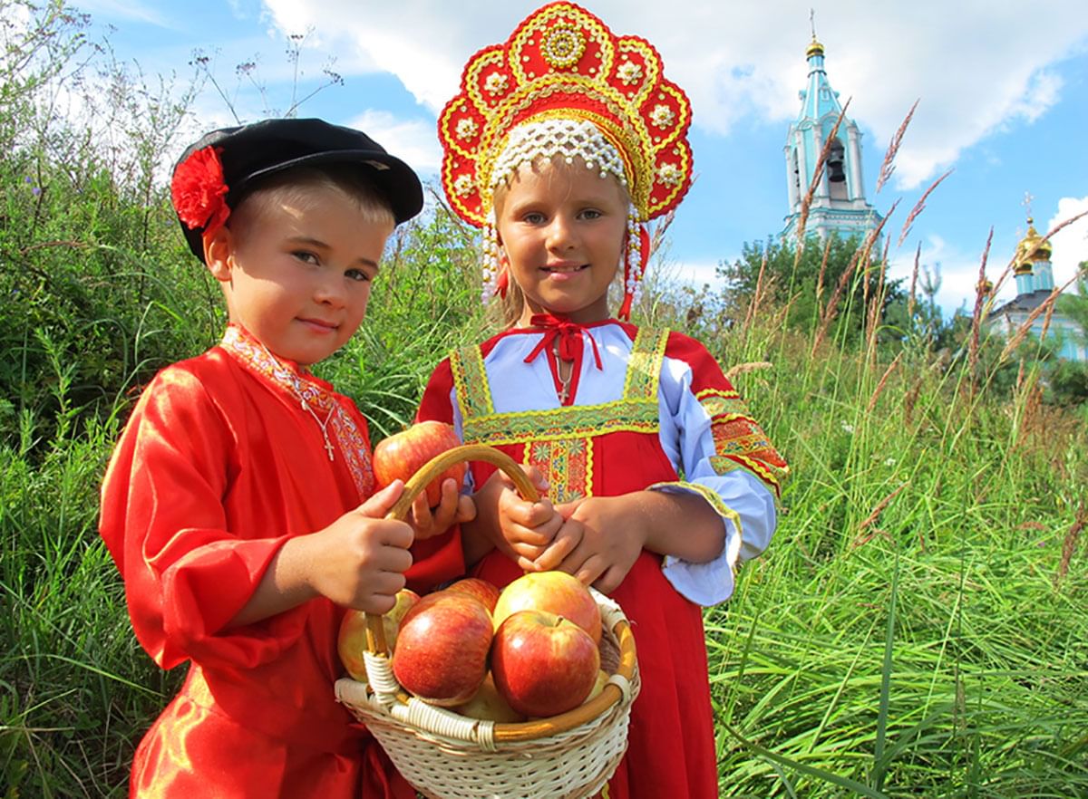 Традиции в народном костюме. Дети в народных костюмах. Русский национальный костюм для детей. Яблочный спас. Традиции русского народа яблочный спас для детей.